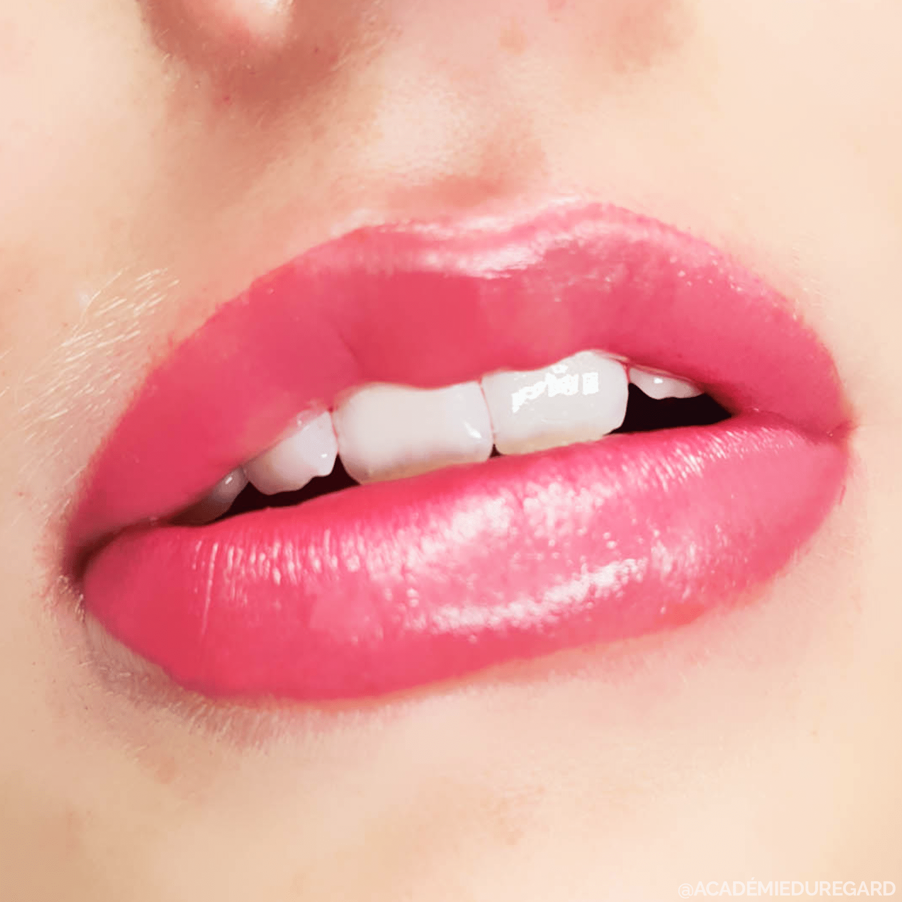 Qu’est-ce que la Bouche Glossy, la nouvelle tendance pour avoir des lèvres pulpeuses ?