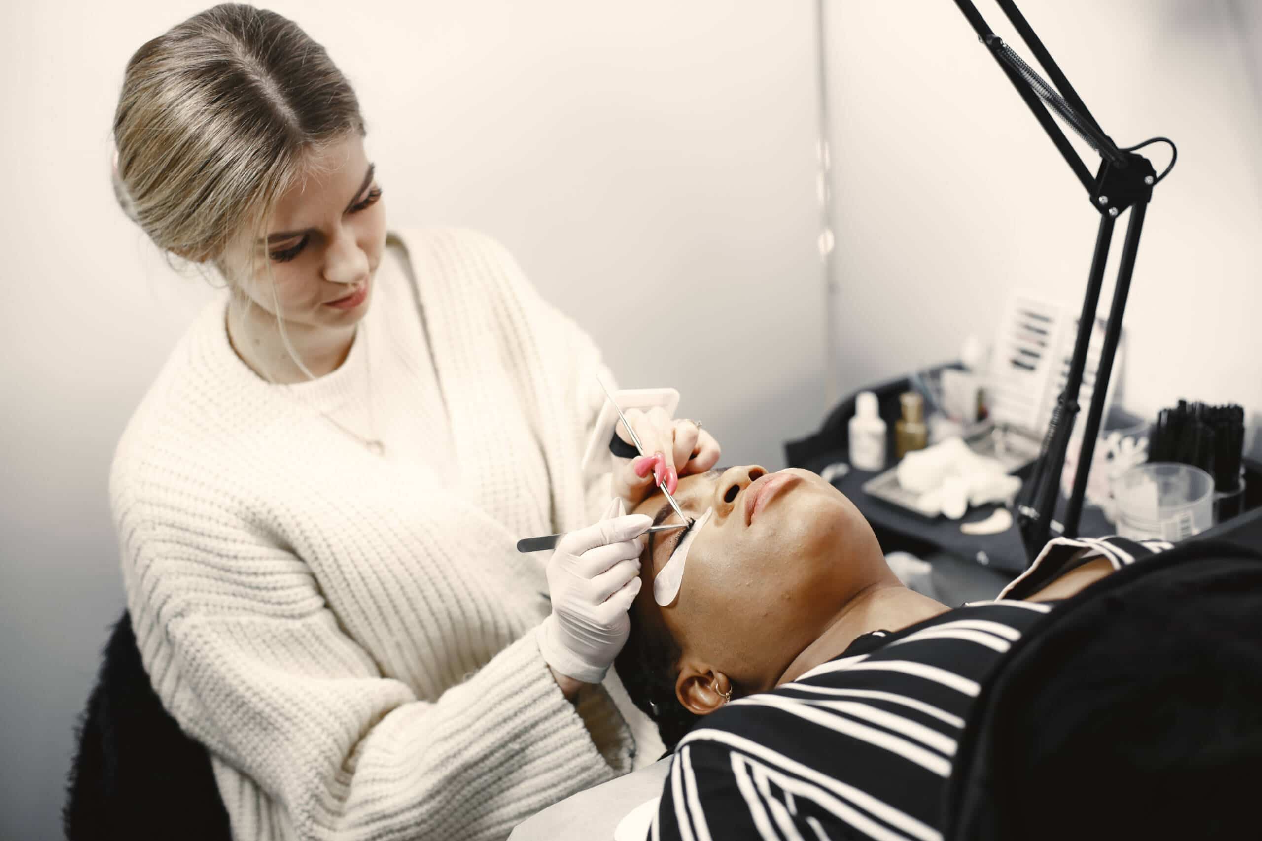 Vous constatez une mauvaise rétention de vos extensions de cils : de quoi peut-elle venir ?